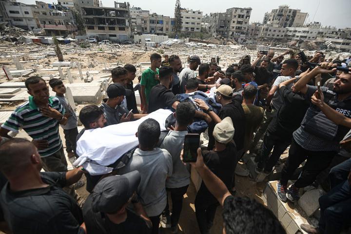 Un grupo de personas traslada el cuerpo de Anas al Sharif por la Ciudad de Gaza.