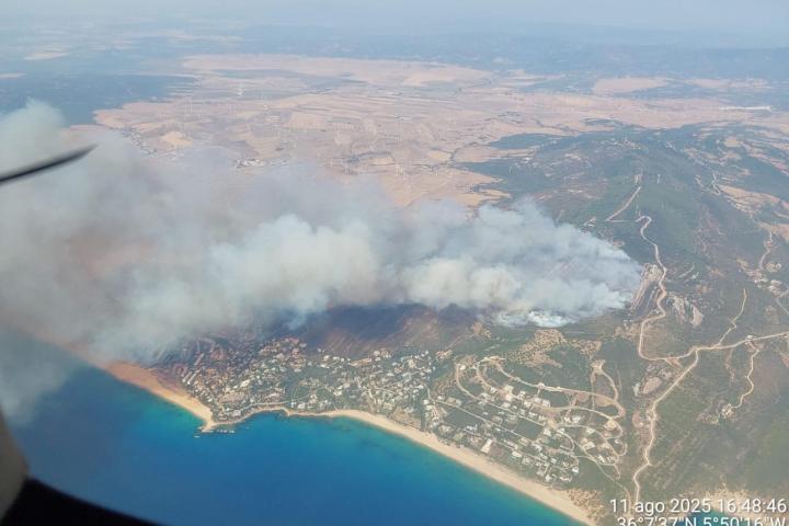 Vista del incendio en la costa gaditana.