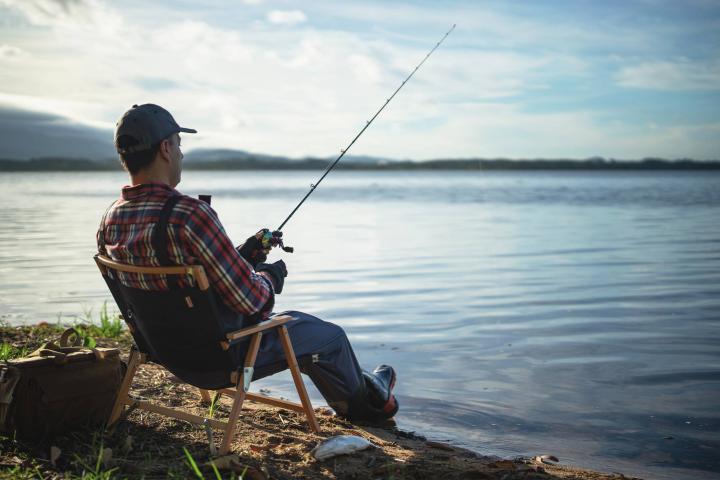 Pescador relajado en el río