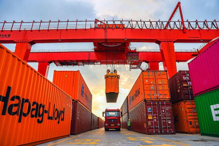 Traslado de contenedores en un puerto de China.