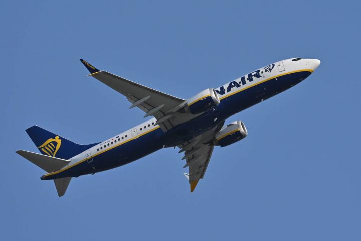 Avión de Ryanair despegando