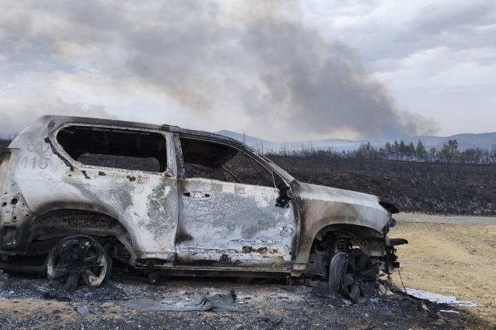 Coche calcinado en Santirso, por el incendio declarado en el concello de Maceda, en Ourense.