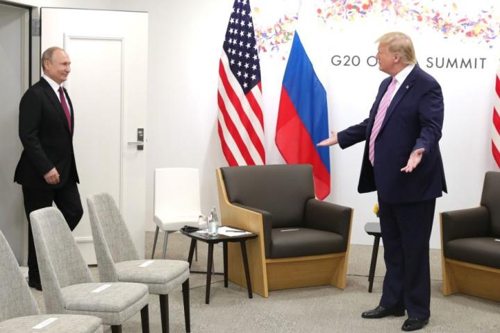 Donald Trump gesticula al recibir a Vladimir Putin en su, hasta ahora, último encuentro en persona, allá por 2019