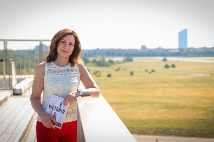 La escritora Paloma Sánchez Garnica en el aeropuerto Tempelhof de Berlín, ahora en desuso.