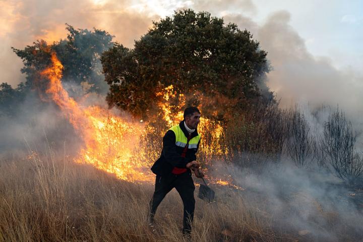 Un persona participa en las labores de extinción de un incendio en Abejera, Zamora.