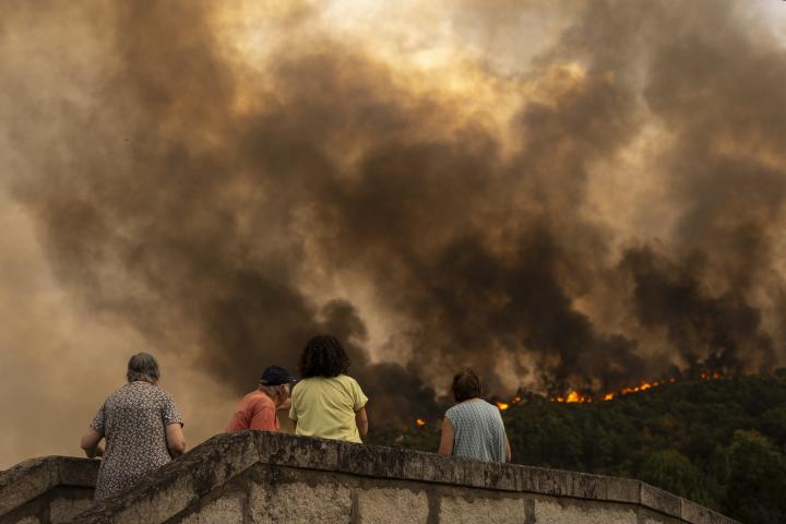 Vista del incendio forestal en Monterrei (Ourense).