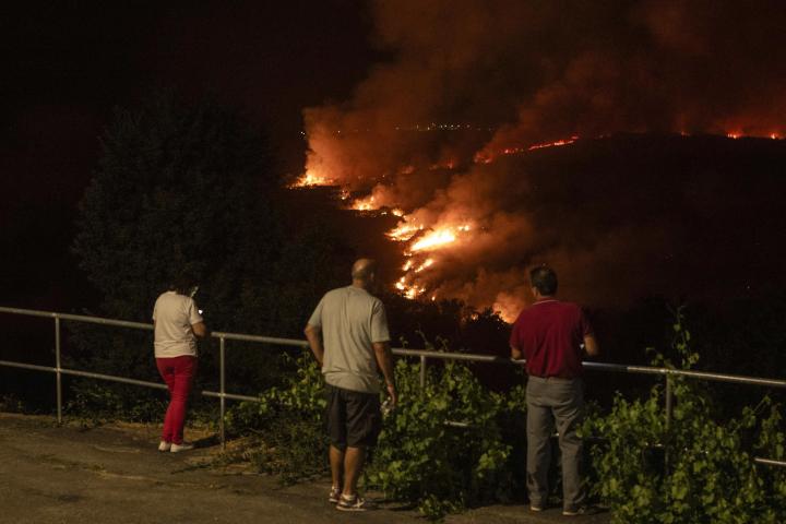 Vista del incendio que se acerca a la aldea de As Chás, en Oímbra, Ourense.