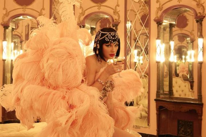 Taylor Swift en una de las portadas de su nuevo disco: The Life of a Showgirl