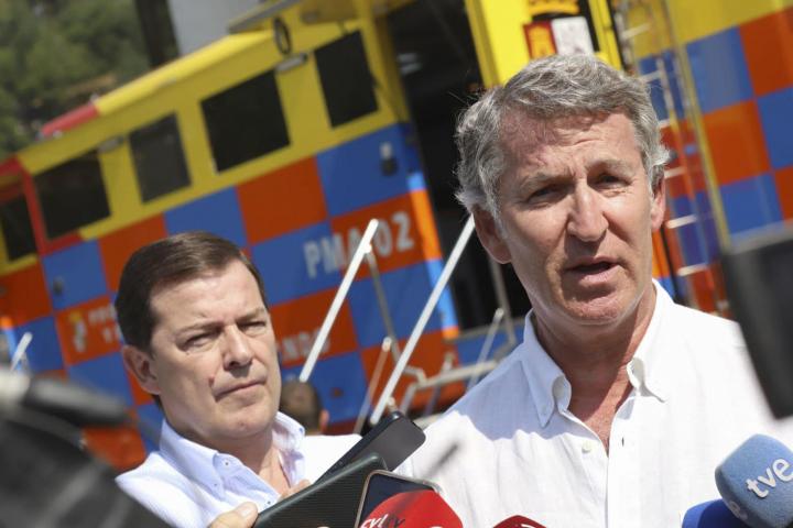 El líder del PP, Alberto Núñez Feijóo (d), visita este viernes, acompañado del presidente de la Junta de Castilla y León, Alfonso Fernández Mañueco, el puesto de mando avanzado de Palacios del Sil, en León.