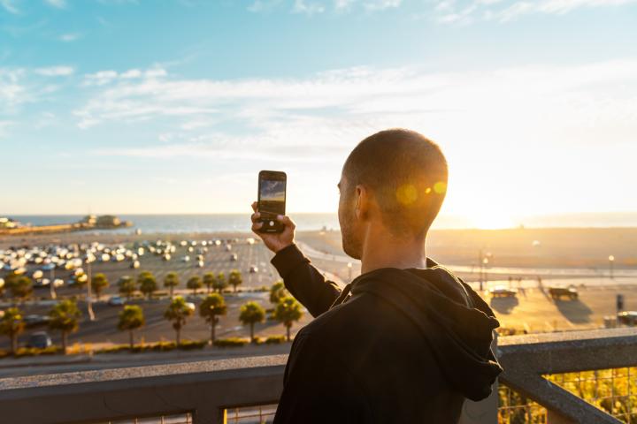 Una persona sacando una foto, para luego subirla a Instagram, de sus idílicas vacaciones.