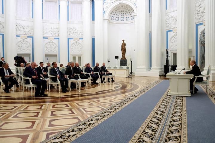 Vladímir Putin informa a la cúpula de seguridad de Rusia sobre los resultados de su cumbre con Trump este sábado.