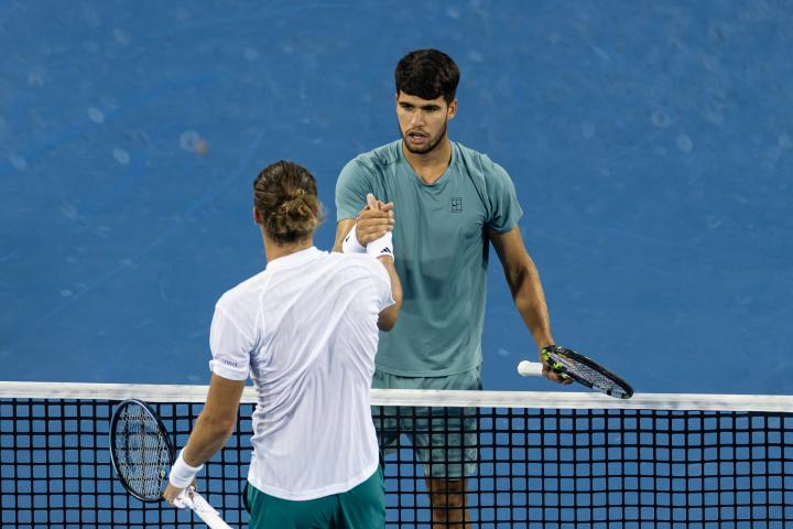 Carlos Alcaraz, dándole la mano a Sasha Zverev tras vencerle en Cincinnati.