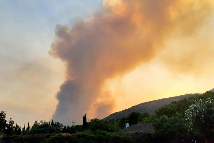 Las llamas en el frente de Jarilla avanzan hacia Plasencia.