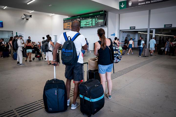 Pasajeros en la estación de tren de Chamartín, en Madrid.