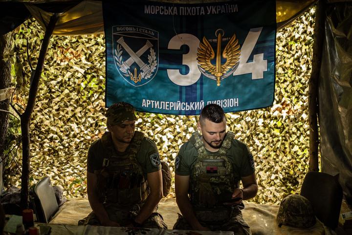 Soldados ucranianos en uno de los flancos que rodena Dnipro