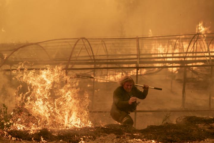 Un guarda forestal trabaja en labores de extinción del incendio forestal de Carballeda de Avia (Ourense) este domingo.