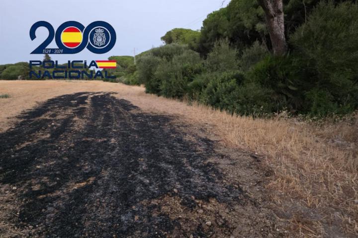 Vista del incendio por el que ha sido detenido una persona en Puerto Real (Cádiz).