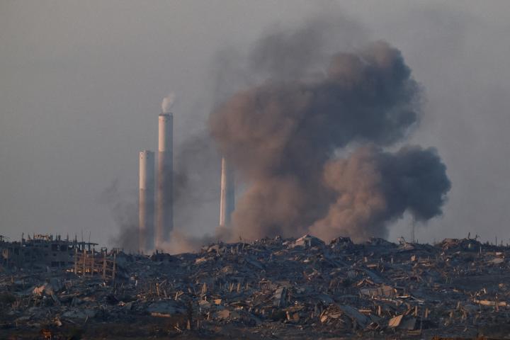 Columna de humo tras un bombardeo israelí sobre la Franja de Gaza.