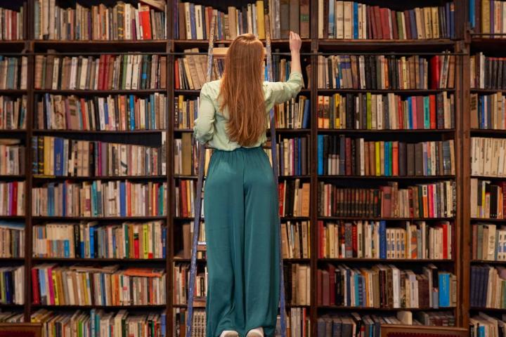 Sacando un libro de la biblioteca