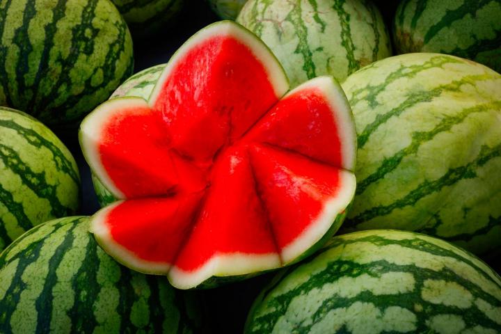 Sandía fresca y jugosa sobre un montón de otras sandías