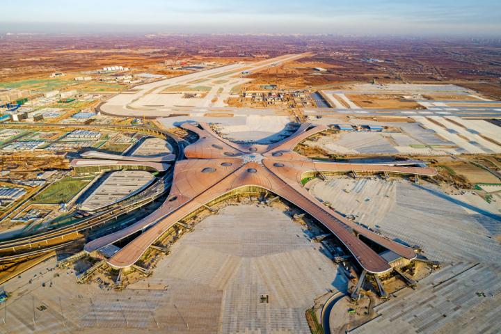 Vista aérea del aeropuerto más grande del mundo, el de Daxing, en Pekín.