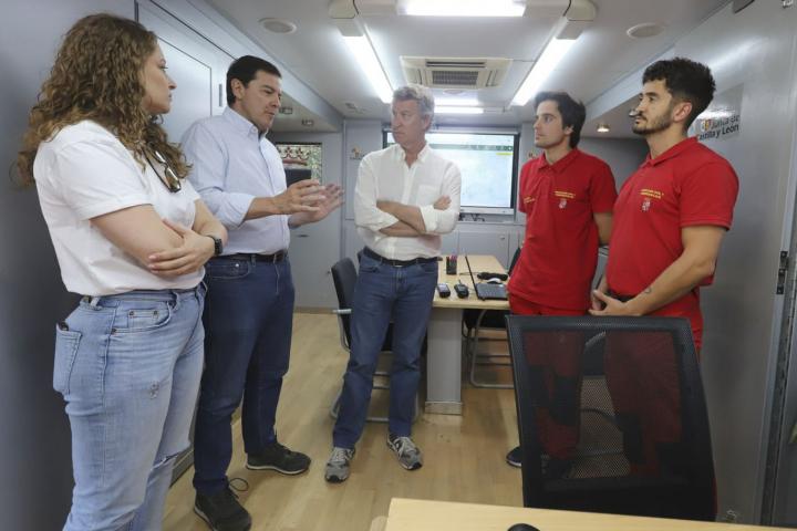 El líder del PP, Alberto Núñez Feijóo (c), visitando, acompañado del presidente de la Junta de Castilla y León, Alfonso Fernández Mañueco (2i), el puesto de mando avanzado de Palacios del Sil, en León.