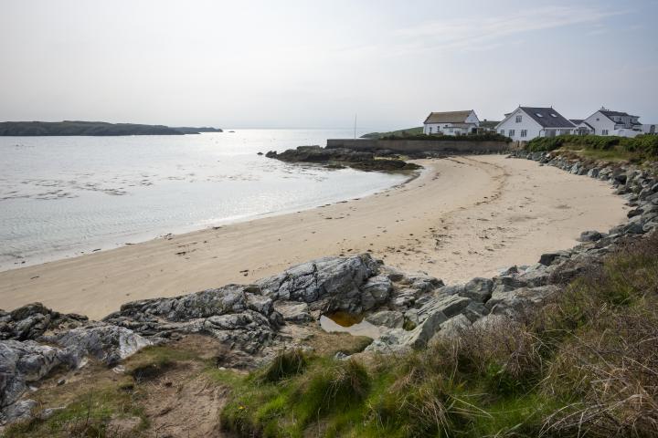Playa de Rhoscolyn, en la isla de Anglesey (Gales), a diez minutos a pie del apartamento que el matrimonio Bailey intenta vender mediante un sorteo.