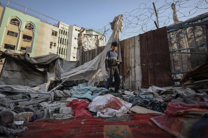 Un niño recorre los escombros de un edificio destruido en Ciudad de Gaza.