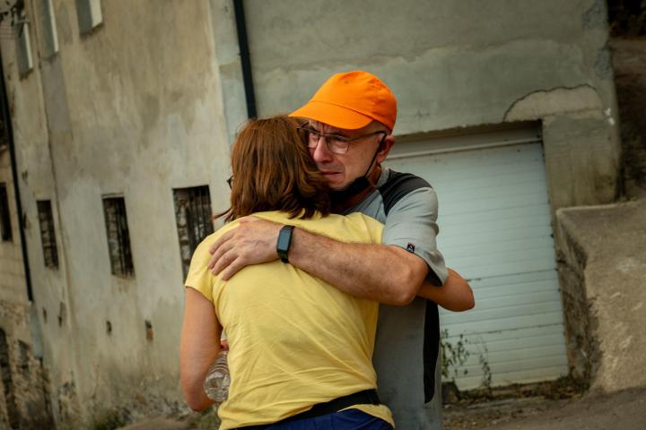 Vecinos de la aldea de San Vicente, en Vilamartín de Valdeorras, arrasada por uno de los incendios que afectan a Ourense.