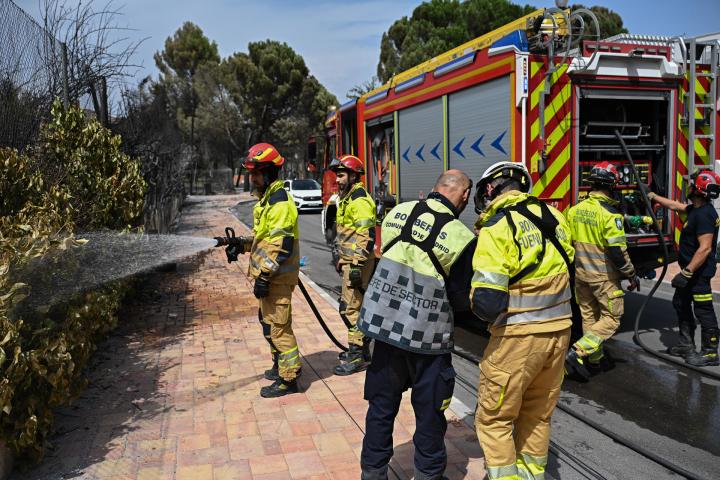 Bomberos en labores de extinción del incendio de Tres Cantos el 12 de agosto de 2025.
