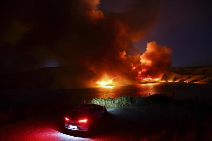 Estado de las llamas en el incendio que se originó en Chendrexa de Queixa a su llegada en la noche de este miércoles a la localidad de Vilariño de Conso, en Ourense.