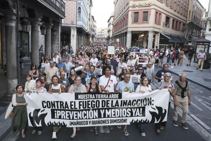 La manifestación convocada en Valladolid para pedir la dimisión de Mañueco por su gestión de la crisis incendiaria en Castilla y León.