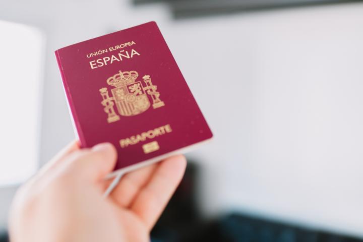 Un pasaporte español, como el del resto de la UE, incluye un chip electrónico con datos biométricos que se verifican en los controles fronterizos.