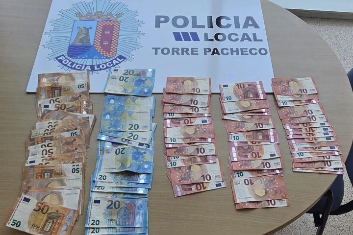 2.000 euros en billetes recuperados en Torre Pacheco tras la locura transitoria de un cajero.