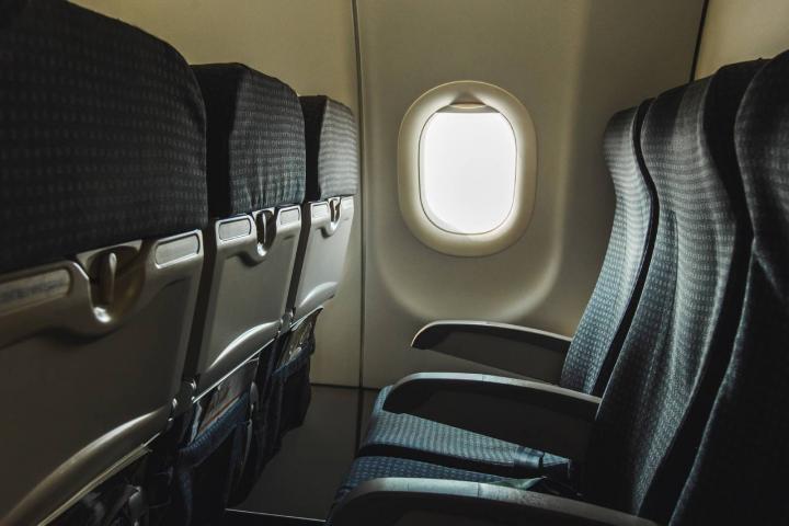 Asientos de un avión que dan a la preciada ventanilla