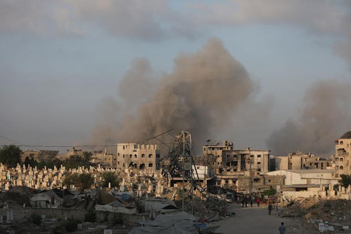 Humo tras ataques aéreos de las fuerzas israelíes en ciudad de Gaza el 22 de agosto de 2025.