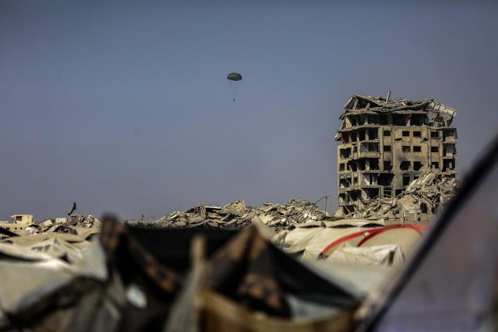 Imagen de archivo de un lanzamiento de ayuda humanitaria en el noroeste de ciudad de Gaza