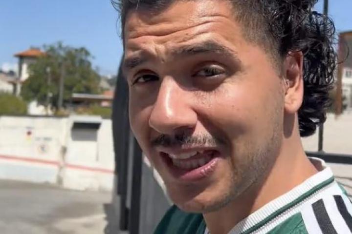 Noel Horcajada, en su vídeo después de visitar Casa Manolo, en O Burgo (Culleredo).