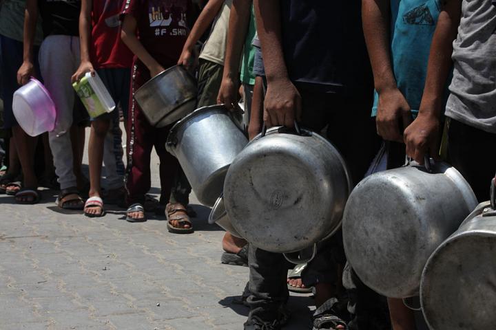 Un grupo de niños espera a recibir ayuda humanitaria.
