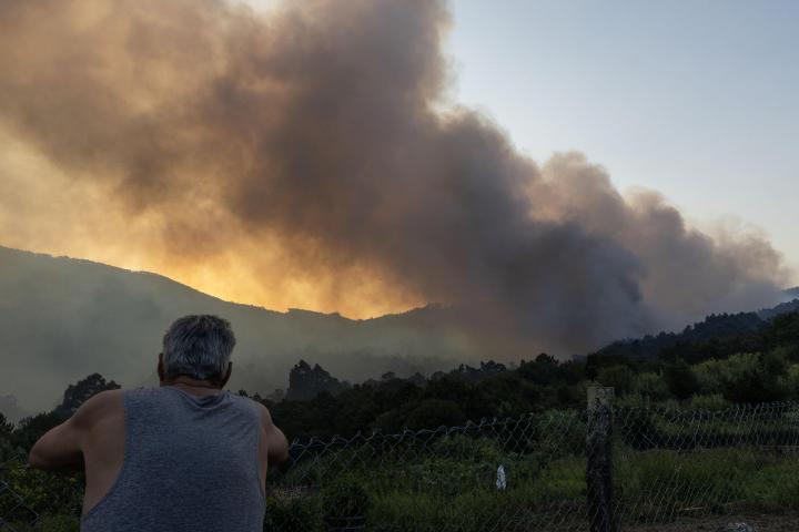 Vecinos observan el avance del fuego en Vilaboa, Galicia