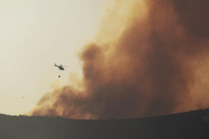 Vista del incendio forestal en Igüeña y Colinas del Campo (León).