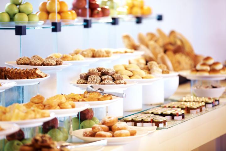 Desayuno buffet de un hotel.