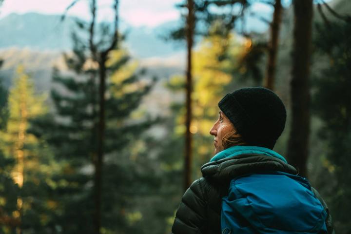 Excursionista observando la naturaleza