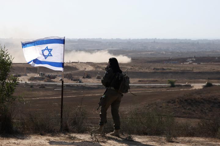 Imagen de archivo de una soldado de las Fuerzas de Defensa de Israel (IDF), en algún punto de la frontera con la Franja de Gaza.
