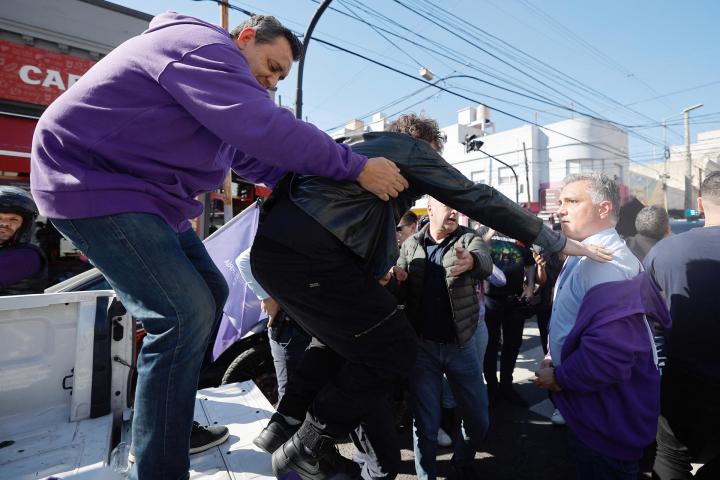 Milei, custodiado por la policía este miércoles.