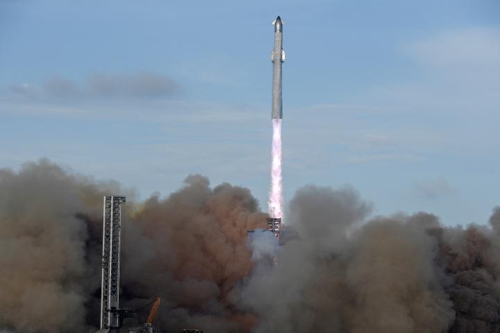 Momento en que la Starship realiza su décimo vuelo de prueba empleando el nuevo cohete Super Heacy, en la Starbase de Space X (Texas, EEUU).