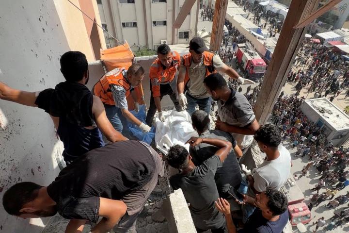 Personal de emergencias tratando de recuperar los cuerpos de periodistas asesinados bajo las bombas israelíes en el hospital Al Nasser de Ciudad de Gaza. Netanyahu vuelve a hablar de "trágico accidente".