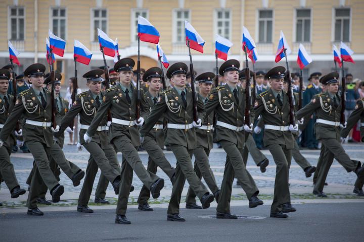Unos jóvenes militares desfilan por las calles de San Petersburgo, en una imagen de archivo.