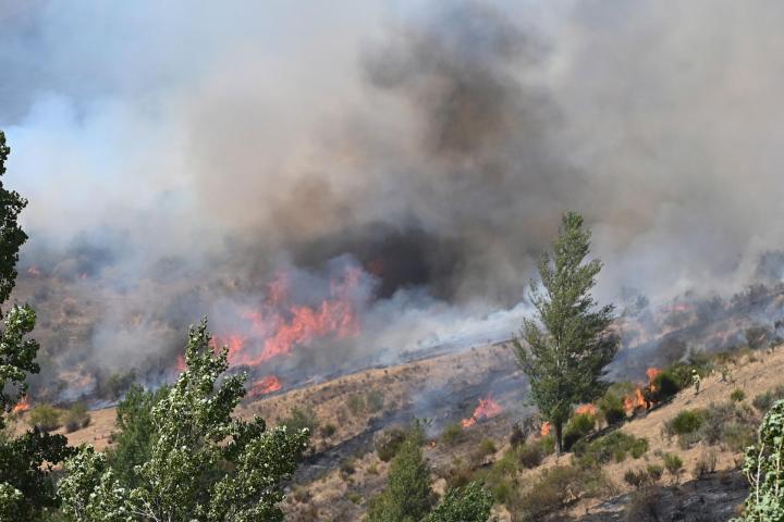 Vista del fuego en la provincia de León, este jueves.