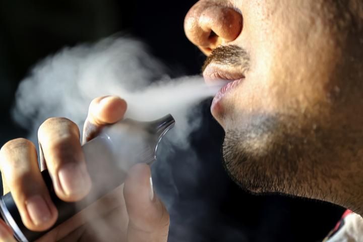 Un hombre utilizando un cigarrillo electrónico